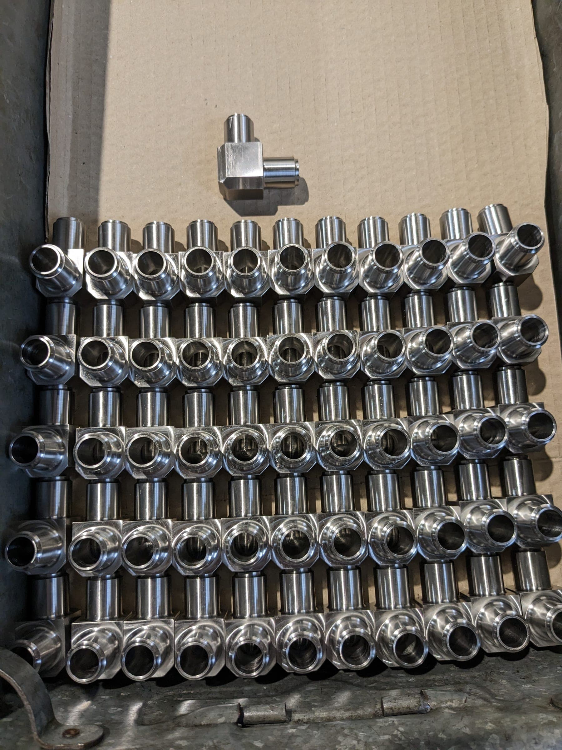 Batch of machined Inconel 625 elbows
