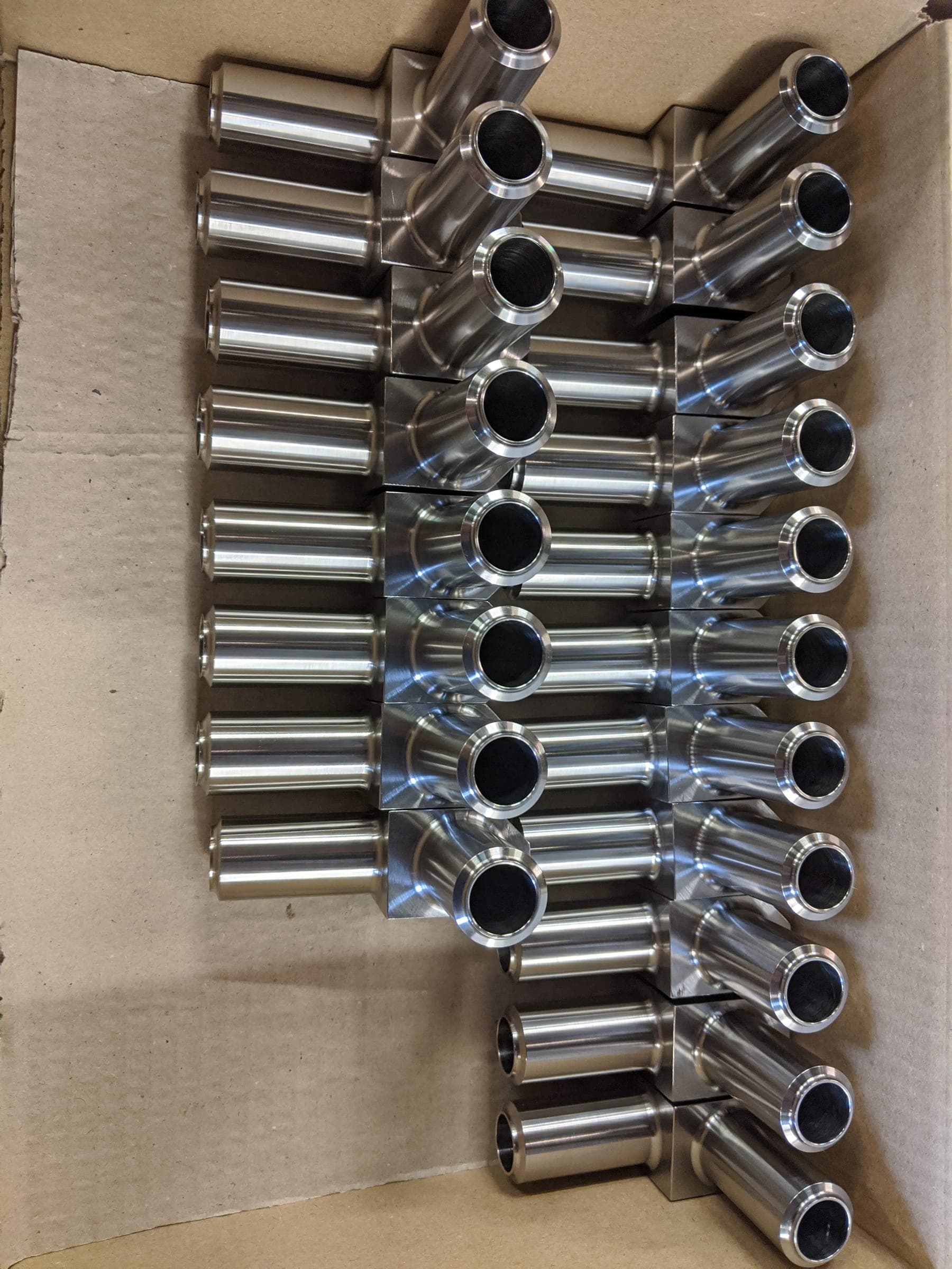 Batch of machined Inconel 625 tees